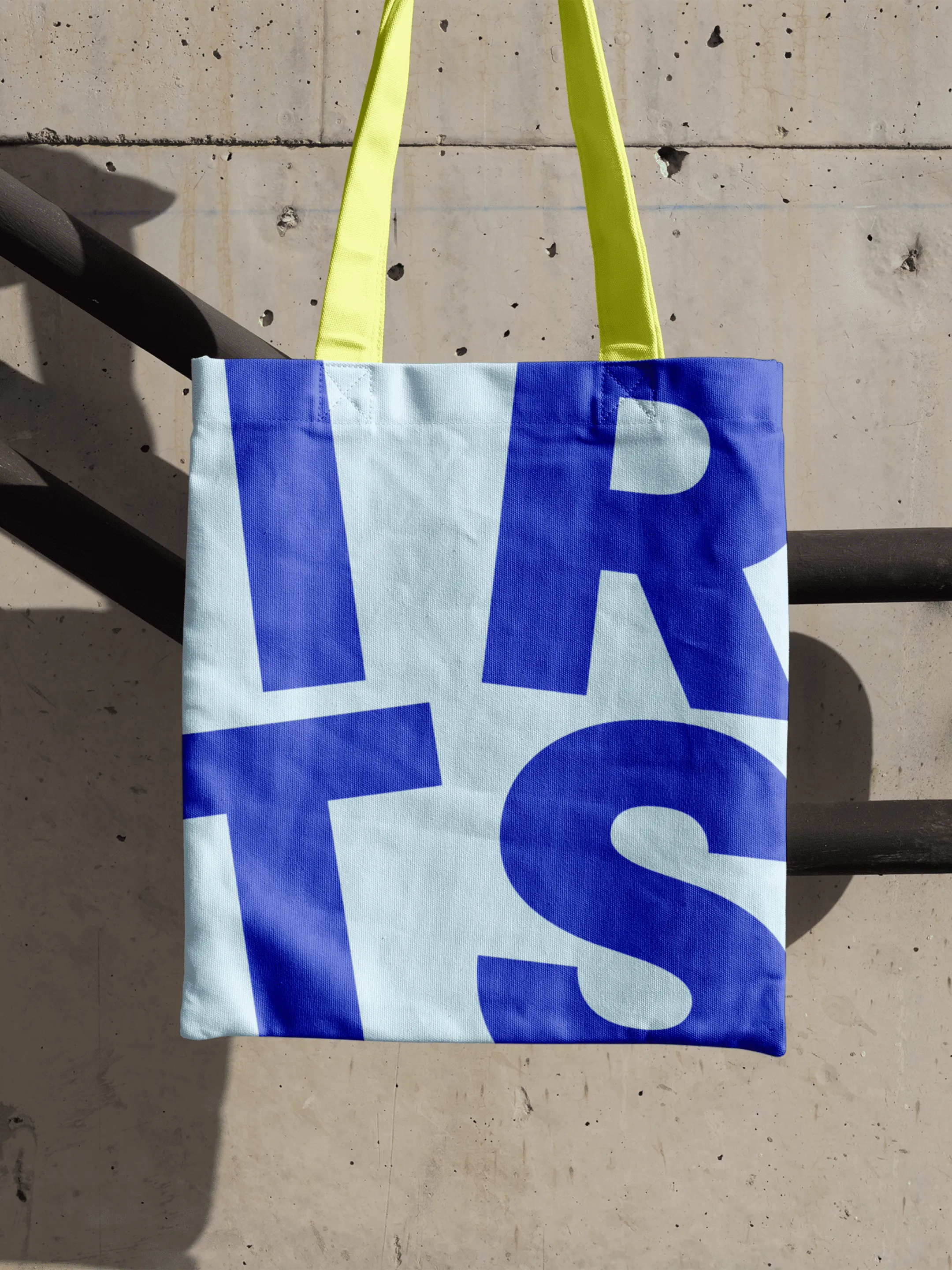 Tote bag IRTS Parmentier avec le logo de l’institut.